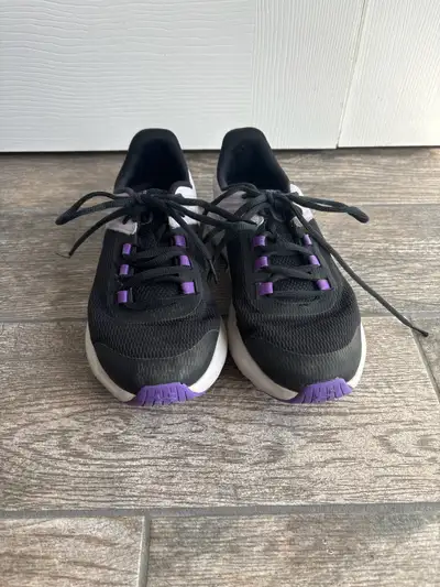 Girls size 6Y running shoes. Great condition Worn as an indoor shoe at school from September to Janu...