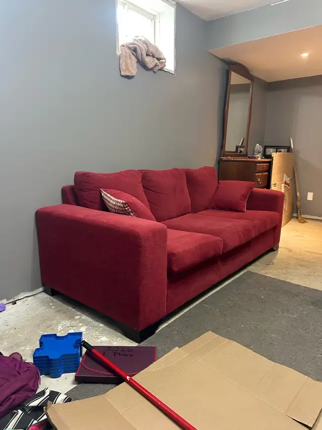Red Couch535727045304002561