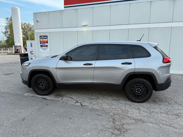 2014 jeep cherokee mint condition  in Cars & Trucks in Windsor Region - Image 4