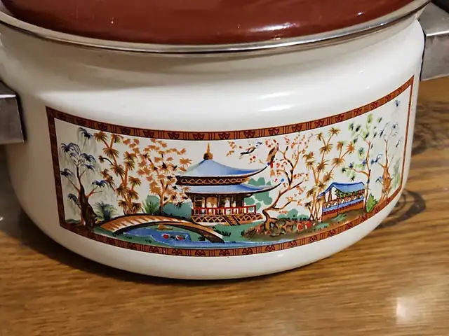 Aarkoff Enamelware Pot Set of 3 With Lids in Kitchen & Dining Wares in Calgary - Image 4