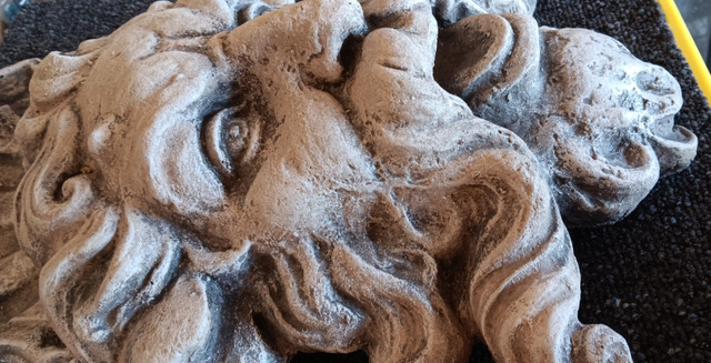 LARGE CONCRETE NORTH WIND HANGING FACE STATUE in Outdoor Décor in Belleville - Image 2