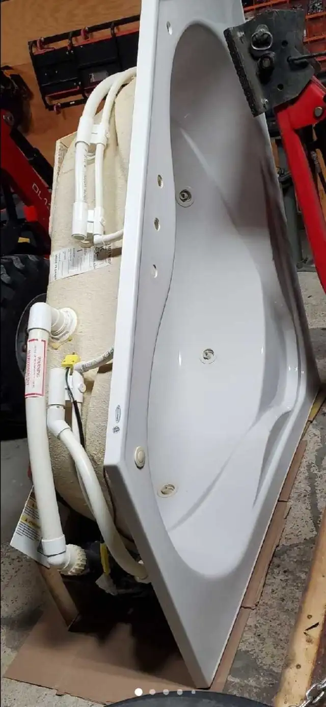 Two person whirlpool tub in Free Stuff in Muskoka - Image 2