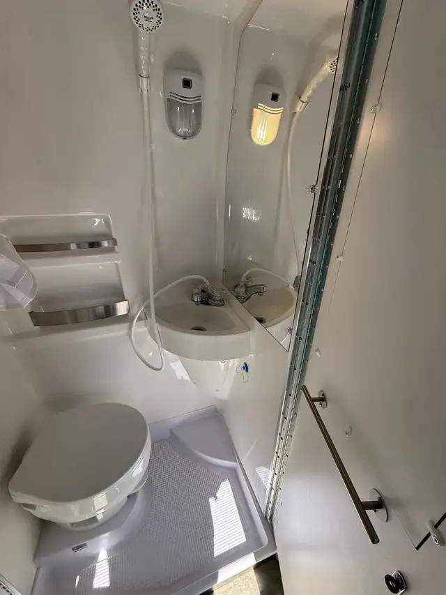 2023 ROADTRECK ZION SRT IMPECCABLE  in RVs & Motorhomes in West Island - Image 10