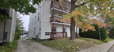 Grand 6 ½, 1er étage 1 mois gratuit Semi-meublé : Four encastré, plaque de cuisson, lave-vaisselle e...
