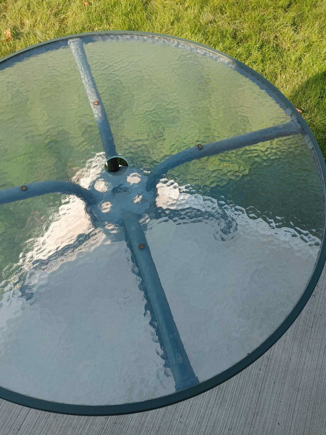 Round patio table, diameter 40" in Patio & Garden Furniture in St. Catharines - Image 4