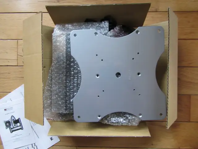 TV Wall Mount – Swing Out Arm (LIKE NEW) in Video & TV Accessories in City of Toronto - Image 3