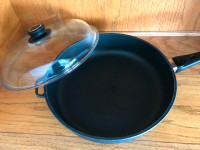 Deep titanium skillet/prying/sauté/sauce pan, Pyrex glass lid
