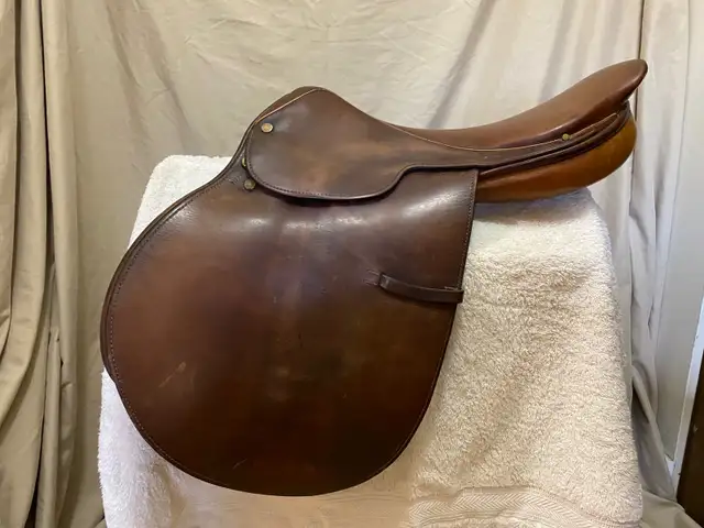 16 1/2” Crosby English Saddle for sale in Equestrian & Livestock Accessories in Penticton - Image 2