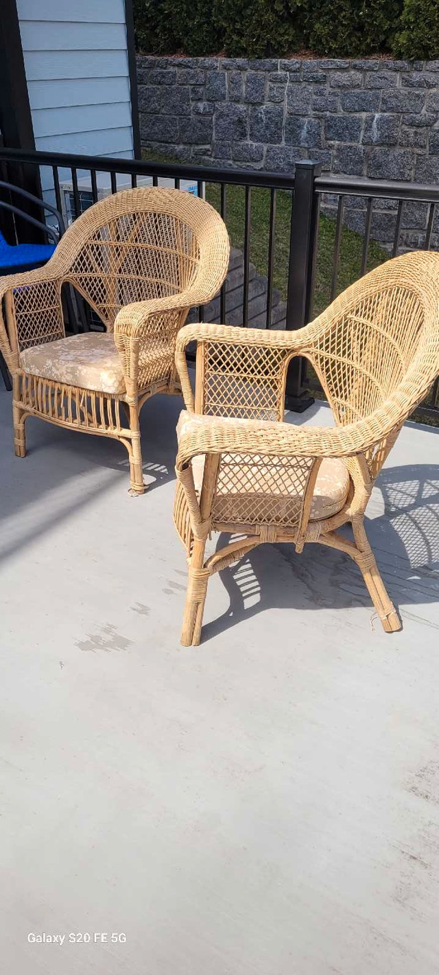 Ensemble de rotin deux chaises avec table dans Mobilier pour terrasse et jardin  à Ville de Québec - Image 3