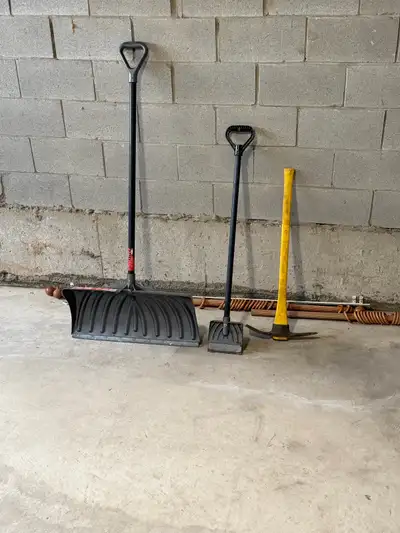 Mattock Pickaxe 33” long handle
