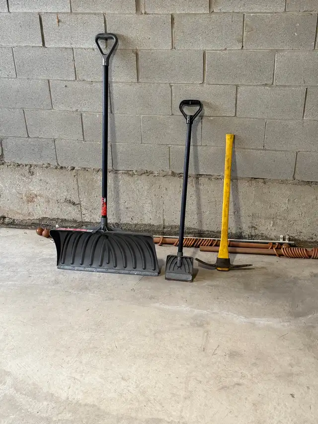 Snow Shovel / Mattock Pickaxe in Snowblowers in Oakville / Halton Region - Image 2