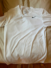 **Neuf** T-Shirt Nike Dry Fit small