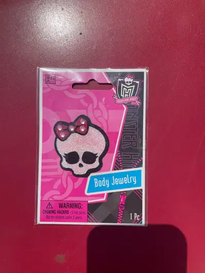 This Monster High body jewelry is a fun and sparkly accessory for fans of the series, featuring a gl...