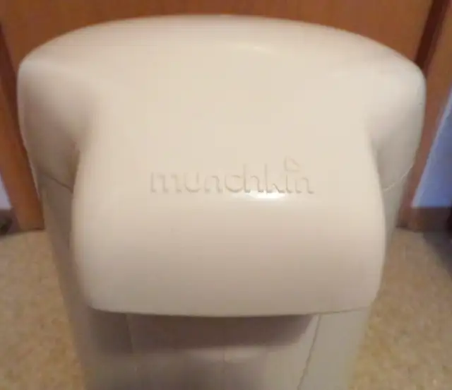 LIKE NEW !   MUNCHKIN ARM AND HAMMER  DIAPER PAIL AND REFILLS in Bathing & Changing in Guelph - Image 3