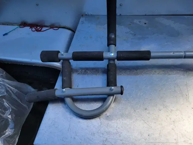 Multi-Grip Doorway Pull-Up Bar in Exercise Equipment in Windsor Region - Image 4