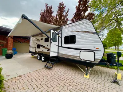 ️ FOR SALE: 2019 Jayco Jay Flight 242BHS – Bunkhouse with Slide-Out, Solar, and More! – $24,900 Look...