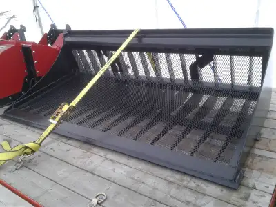 Godet tamisant pour nettoyer le sable des manèges à chevaux. Permet de retirer les petits cailloux o...
