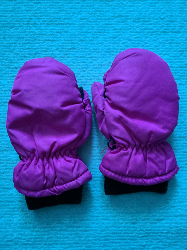 Mittens ages 4-7 in Kids & Youth in Calgary