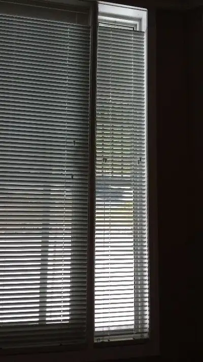 Two white aluminum window blinds. Size: 31x184 cm.