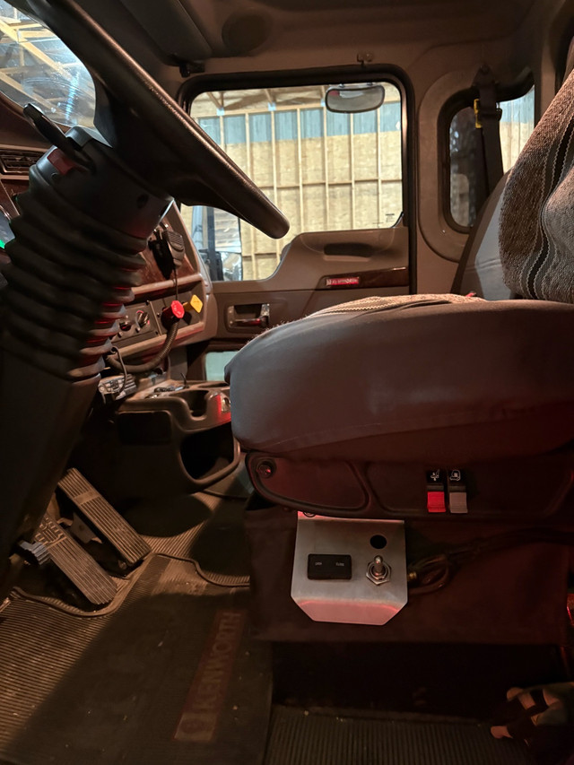 2018 Kenworth T370 in Farming Equipment in Medicine Hat - Image 3