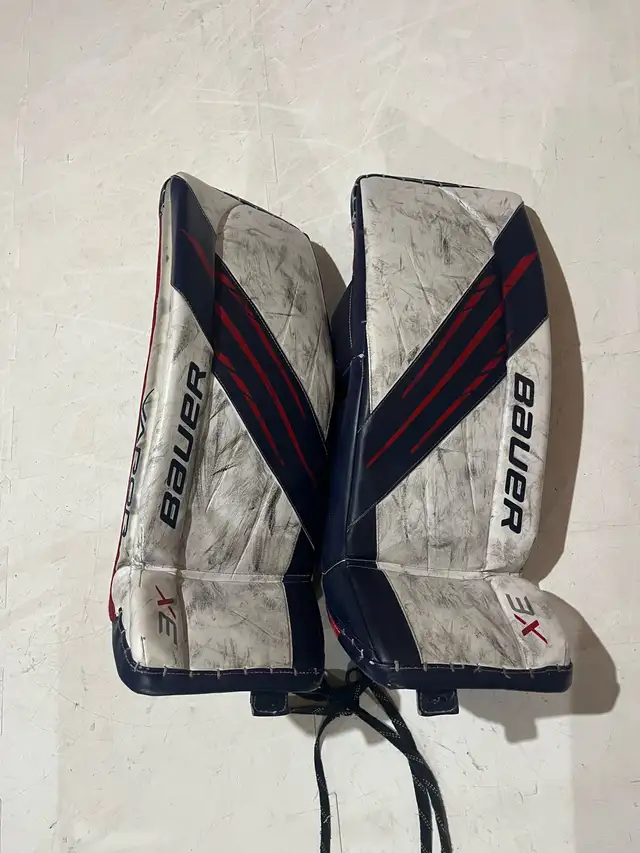 Bauer 3x Int S 30+1 goalie pads, blocker and catcher in Hockey in Barrie - Image 3
