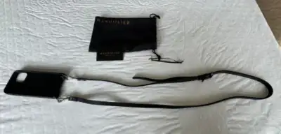 ÉTUI À BANDOULIÈRE POUR IPHONE 13 - MODÈLE EMMA de BANDOLIER EN NOIR/ARGENT DESCRIPTION : 100 % en c...