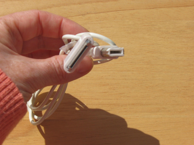 Câble USB de synchronisation & charge APPLE 30-pin to USB Cable dans Câbles et connecteurs  à Ville de Montréal - Image 2