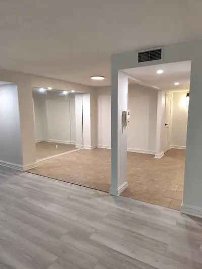 Grand appartement 5 1/2 rénové au rez de chaussée 3 chambre a coucher, 2 salles de bain, une très gr...