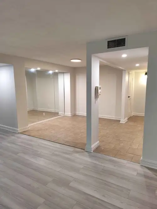 Grand appartement 5 1/2 rénové au rez de chaussée 3 chambre a coucher, 2 salles de bain, une très gr...