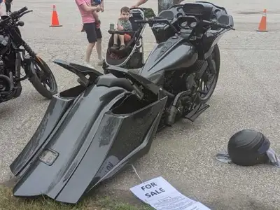 ONE OF A KIND CUSTOM 2013 STRETCHED ROAD GLIDE HARLEY DAVIDSON TOURING MOTORCYCLE LOW LOW MILEAGE ON...