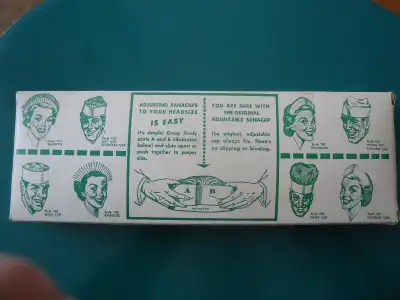 Boîte ancienne contenant 5 chapeaux pour cuisinier ou service au restaurant ou snackbar. 11 pouces....