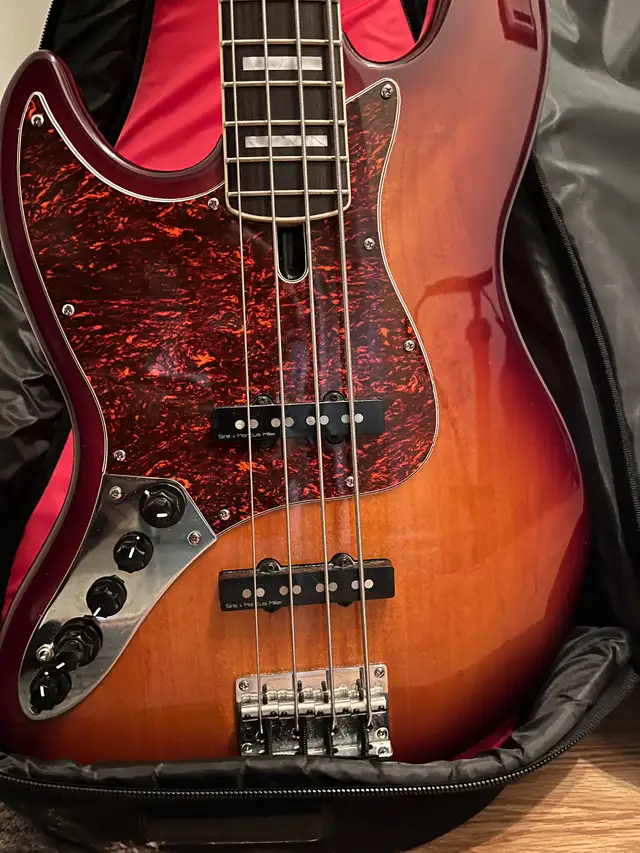 Guitare basse gauchère Marcus Miller Sire in Guitars in Sherbrooke - Image 3