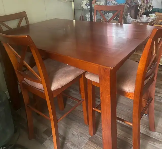 Wooden Cherry Brown Dinning room table, with 6 chairs and a leaf