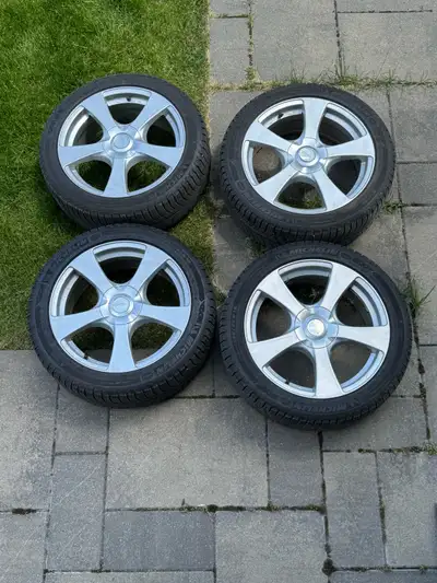 Michelin X-Ice 18" /Pneus d’hiver. 235/45 R18 monter sur jantes. Acheter l’année passée, alors usage...