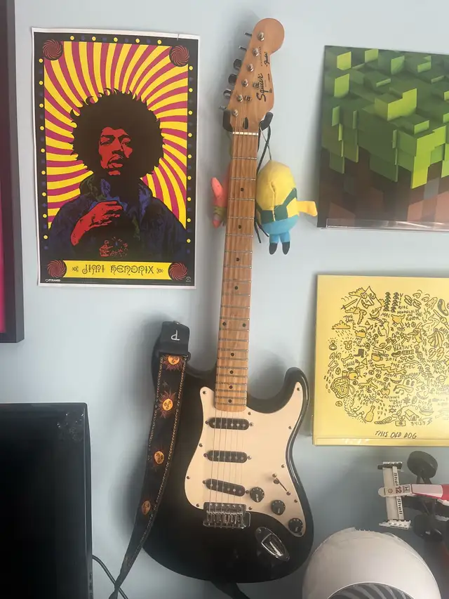 MIK 1993 fender squier strat in Guitars in Ottawa - Image 2