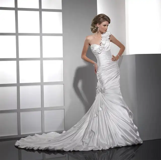 WEDDING DRESS (Size 6) --- Sottera + Midgley (ADORAE ROSE) in Wedding in Mississauga / Peel Region - Image 3