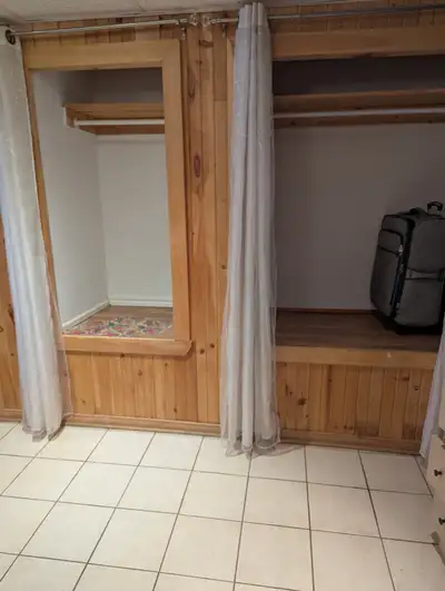 Espace propre et sec dans un sous-sol résidentiel pour entreposage de biens (boites, meubles, équipe...