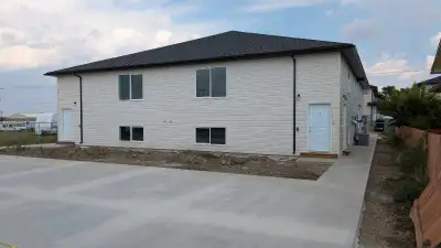 2 Bed 1 bath Redcliff AB