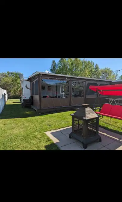 Emplacement de rêve sur un terrain indiscret avec deux stationnements directement sur un camping tra...