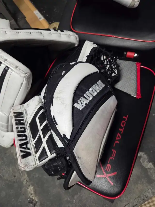 Vaughn Ve8 30+2 INT Goalie set in Hockey in Ottawa - Image 11