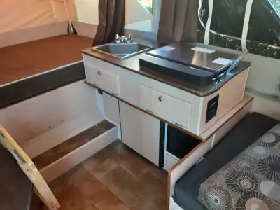 Cette tente roulotte Forest River Flagstaff usagée est parfaite pour vos prochaines escapades en ple...