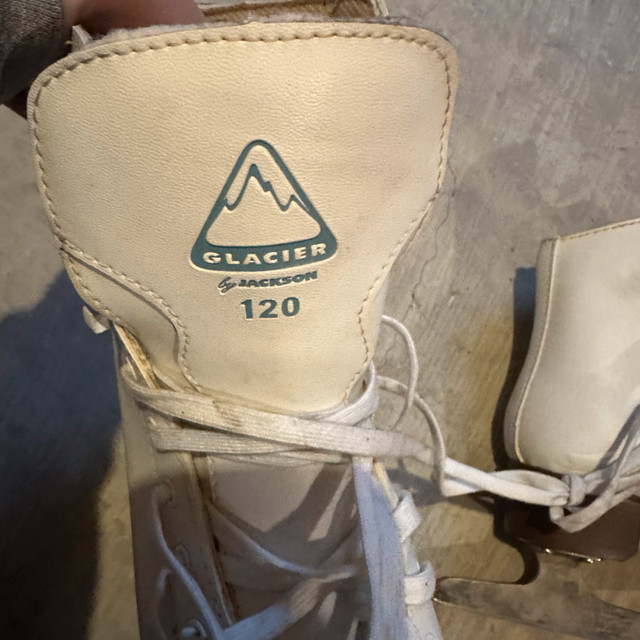women's size 6 ice skates in Skates & Blades in Yarmouth - Image 3