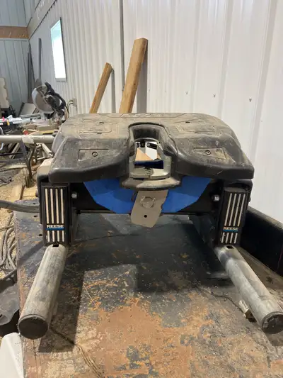 Little use 20 k Reese fifth wheel hitch. Slides for maneuvering or towing.