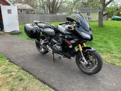 Very clean 2020 BMW R1250RS with low KM Well maintained with zero issues, no drops. Fantastic sport...