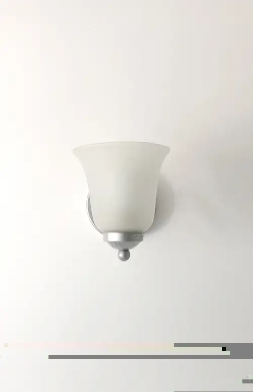 2 luminaires stainless et verre givré blanc (appliques murales) in Indoor Lighting & Fans in Shawinigan - Image 3