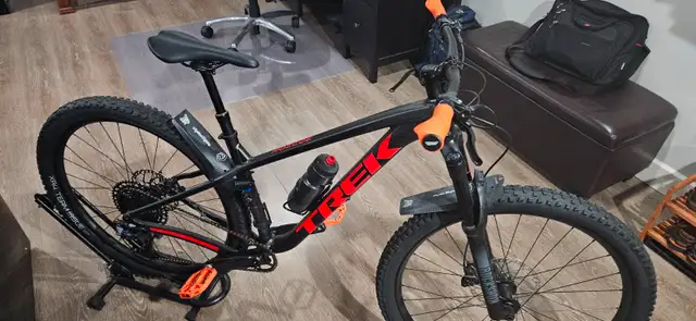 2022 Trek Roscoe 8 Medium - Like New in Mountain in Burnaby/New Westminster - Image 6