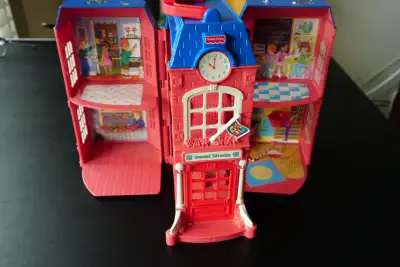 FISHER PRICE Sweet Streets Loving Family School Doll House Vintage 2002