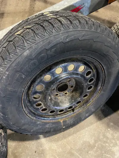 4 Hankook Tires & Rims 255/65R17. 3 tires about 50%, 1 tire about 20%