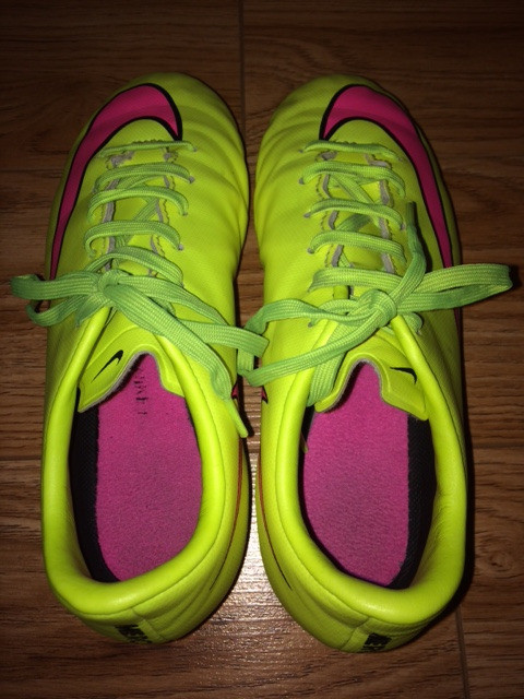 Chaussures de soccer Nike Pointure 2.5 en excellent état dans Vêtements - 5T  à Laval/Rive Nord - Image 2