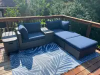 Outdoor sectional and matching outdoor rug